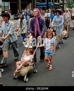 Juni 1984: Washington, District of Columbia, U.. S - Demographie durch die Moslem Iranian Students Society of the USA and Canada. Unterstützer der Volksbewegung Mojahedin im Iran gegen das Khomeini-Regime. (Kreditbild: © Mark Reinstein via ZUMA Wire) Stockfoto
