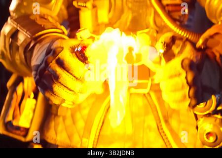 Ein Mann in einem Schutzanzug zündet einen Molotow-Cocktail an. Stockfoto