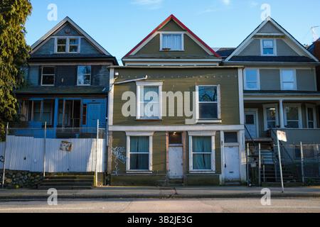 3 Häuser entlang der East Cordova Street in der Innenstadt von Eastside in East Vancouver, BC. Stockfoto