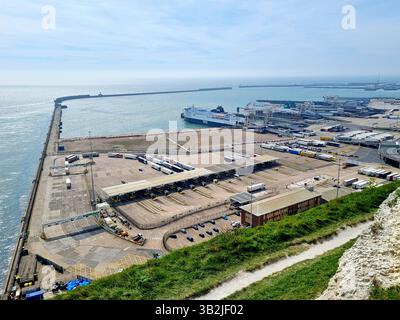Aus der Vogelperspektive von den White Cliffs of the Waters Area und den Einrichtungen des Hafens von Dover, Kent, England, Großbritannien Stockfoto