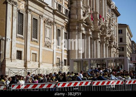 Rom, Vatikan, Rom, Italien. April 2025. Nach der Begräbnisfeier am 26. April 2025 zollt man dem Grab von Papst Franziskus in St. Maria Maggiore Tribut. (Kreditbild: © Valeria Ferraro/ZUMA Press Wire) NUR REDAKTIONELLE VERWENDUNG! Nicht für kommerzielle ZWECKE! Stockfoto