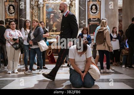 Rom, Vatikan, Rom, Italien. April 2025. Eine Frau seePeople zollt dem Grab von Papst Franziskus in St. Maria Maggiore nach der Begräbnisfeier am 26. April 2025 Tribut. (Kreditbild: © Valeria Ferraro/ZUMA Press Wire) NUR REDAKTIONELLE VERWENDUNG! Nicht für kommerzielle ZWECKE! Stockfoto