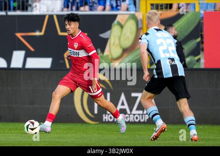 Mannheim, Deutschland. April 2025. v.li.: Laurin Ulrich (VfB II, 10), Janne Sietan (SVWM, 22), Aktion, Action, Spielszene, 27.04.2025, Mannheim (Deutschland), Fussball, 3. LIGA, SV WALDHOF MANNHEIM - VFB STUTTGART II, DFB/DFL-VORSCHRIFTEN VERBIETEN JEDE VERWENDUNG VON FOTOGRAFIEN ALS BILDSEQUENZEN UND/ODER QUASI-VIDEO. Quelle: dpa/Alamy Live News Stockfoto