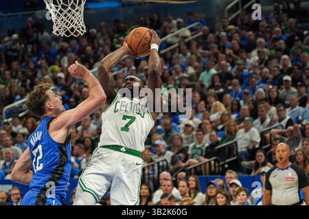 Orlando, Florida, USA, 27. April 2025, der Bostoner Celtics-Wachmann Jaylen Brown #7 versucht, im Kia Center zu schießen. (Foto: Marty Jean-Louis/Alamy Live News Stockfoto
