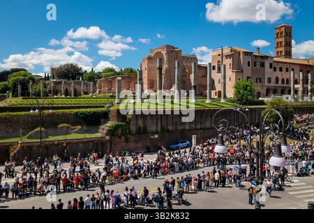 Rom, Italien. April 2025. Via dei Fori Imperiali voller Gläubiger und Bürger, die auf die Passage der Trauerprozession mit dem Leichnam von Papst Franziskus warten. (Kreditbild: © Gennaro Leonardi/Pacific Press via ZUMA Press Wire) NUR REDAKTIONELLE VERWENDUNG! Nicht für kommerzielle ZWECKE! Stockfoto
