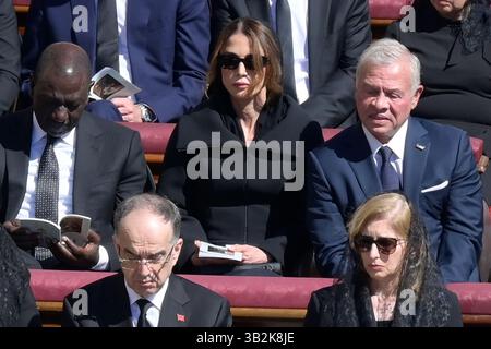 Vatikan, Vatikan. April 2025. Königin Rania von Jordanien (l) und König Abdullah II. (R) nehmen an der Beerdigungszeremonie von Papst Franziskus auf dem Petersplatz Teil. (Foto: Mario Cartelli/SOPA Images/SIPA USA) Credit: SIPA USA/Alamy Live News Stockfoto