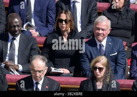 Vatikan, Vatikan. April 2025. Königin Rania von Jordanien (l) und König Abdullah II. (R) nehmen an der Beerdigungszeremonie von Papst Franziskus auf dem Petersplatz Teil. Quelle: SOPA Images Limited/Alamy Live News Stockfoto