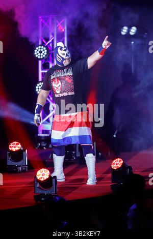 Tokio, Japan. April 2025. Der Costa-ricanische Profi-Wrestler oder Luchador Escualo kommt während des Lucha Fiesta Events in der Sumo Arena in Tokio zum Einsatz. Japanische Profi-Wrestler traten in neun Spielen gegen ausländische Spieler (hauptsächlich aus Mexiko) an. (Kreditbild: © Rodrigo Reyes Marin/ZUMA Press Wire) NUR REDAKTIONELLE VERWENDUNG! Nicht für kommerzielle ZWECKE! Stockfoto