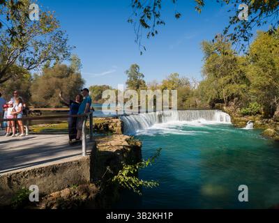 Manavgat, Antalya, Türkei - 10.24.2024: Touristen am Manavgat Wasserfall. Tourismussymbole von Antalya Stockfoto
