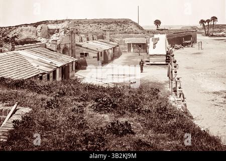 Das Innere von Fort Moultrie auf Sullivan's Island in der Nähe von Charleston, South Carolina, im Jahr 1865. Fort Moultrie spielte eine bedeutende Rolle sowohl im Amerikanischen Unabhängigkeitskrieg als auch im Amerikanischen Bürgerkrieg. Außerdem starb Osceola im Januar 1838 als Gefangener der US-Armee in Fort Moultrie und wurde außerhalb des Sallyports des Forts begraben. Stockfoto