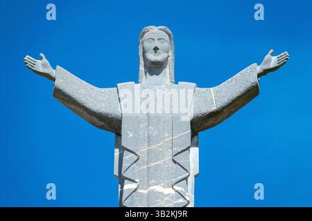 Ribadesella, Spanien - 26. April 2025: Statue Christi des Erlösers. Stockfoto