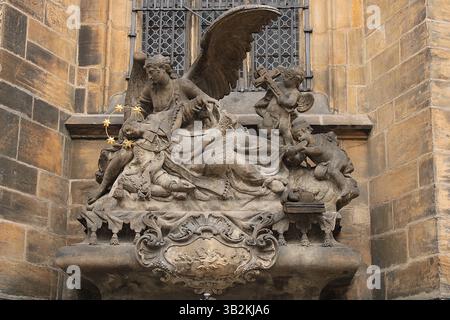Statue des heiligen Johannes von Nepomuk im Veitsdom, Prag Stockfoto