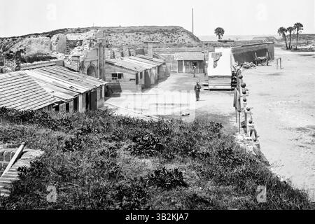 Das Innere von Fort Moultrie auf Sullivan's Island in der Nähe von Charleston, South Carolina, im Jahr 1865. Fort Moultrie spielte eine bedeutende Rolle sowohl im Amerikanischen Unabhängigkeitskrieg als auch im Amerikanischen Bürgerkrieg. Außerdem starb Osceola im Januar 1838 als Gefangener der US-Armee in Fort Moultrie und wurde außerhalb des Sallyports des Forts begraben. Stockfoto