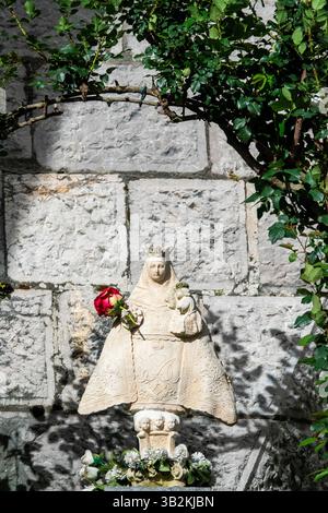 Ribadesella, Spanien – 26. April 2025: Statue der Jungfrau Maria aus dem 19. Jahrhundert, die das Baby Jesus Christus in ihren Armen hält. Stockfoto