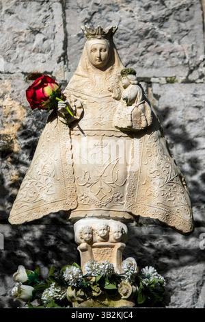 Ribadesella, Spanien – 26. April 2025: Statue der Jungfrau Maria aus dem 19. Jahrhundert, die das Baby Jesus Christus in ihren Armen hält. Stockfoto
