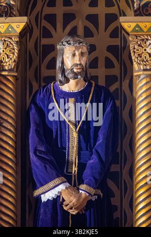 Ribadesella, Spanien - 26. April 2025: Statue des Passionsgefühls Jesu: Christus in Verachtung oder Spott über Christus. Stockfoto