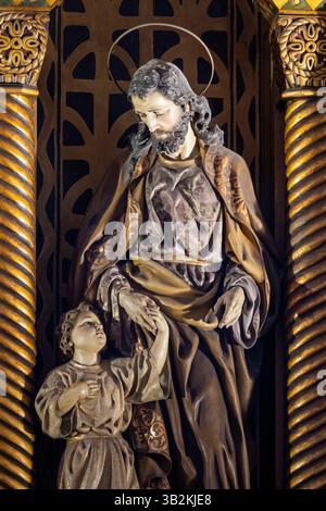 Ribadesella, Spanien – 26. April 2025: Statue des heiligen Josephs, der das Kind Jesus Christus in den Armen hält. Stockfoto