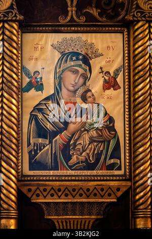 Ribadesella, Spanien - 26. April 2025: Ikone der seligen Jungfrau Maria, die das Baby Jesus Christus in ihren Armen hält. Stockfoto