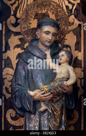 Ribadesella, Spanien, 26. April 2025: Statue des Heiligen Antonius von Padua oder des Heiligen Antoine de Padoue, der das Kind Jesus Christus in den Armen hält. Sai Stockfoto