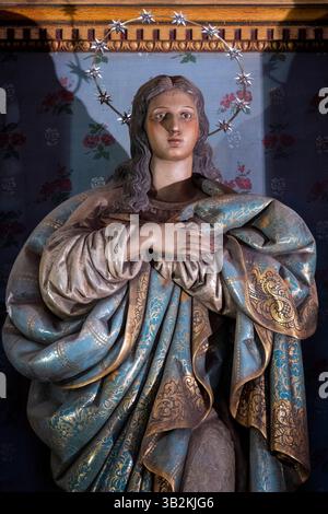 Ribadesella, Spanien - 26. April 2025: Statue der Jungfrau Maria im Gebet (19. Jahrhundert). Stockfoto