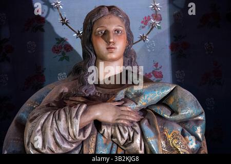 Ribadesella, Spanien - 26. April 2025: Statue der Jungfrau Maria im Gebet (19. Jahrhundert). Stockfoto