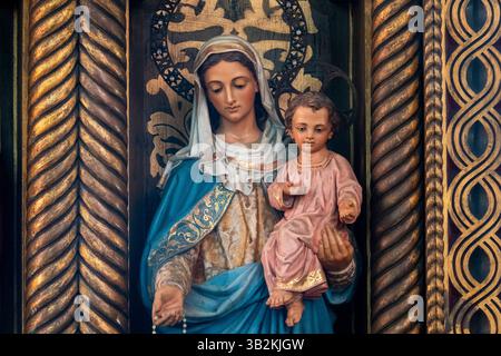 Ribadesella, Spanien – 26. April 2025: Statue der Jungfrau Maria aus dem 19. Jahrhundert, die das Baby Jesus Christus in ihren Armen hält. Stockfoto