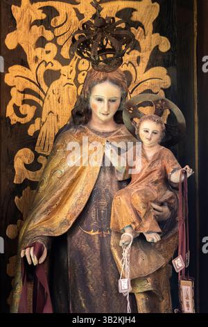 Ribadesella, Spanien – 26. April 2025: Statue der Jungfrau Maria aus dem 19. Jahrhundert, die das Baby Jesus Christus in ihren Armen hält. Stockfoto