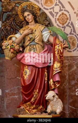 Ribadesella, Spanien - 26.04.2025: Statue der Heiligen Madeleine oder Magdanela (19. Jahrhundert). Katholischer Heiliger. Stockfoto