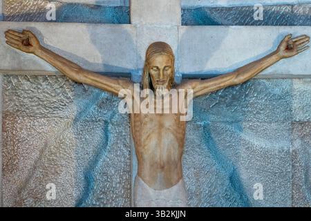 Ribadesella, Spanien - 26. April 2025: Statue des gekreuzigten Jesus Christus am Kreuz. Stockfoto
