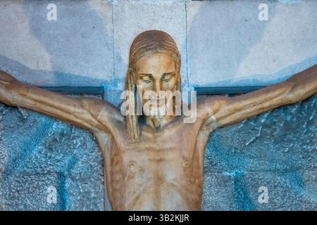 Ribadesella, Spanien - 26. April 2025: Statue des Gesichts Jesu Christi am Kreuz. Stockfoto