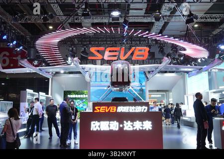 Ein unbemanntes Luftfahrzeug aus Verbundflügel ist am Stand von Sunwoda Electronic Co., Ltd. Zu sehen. Shanghai, China. 24. April 2025. Die 21. Shanghai International Automobile Industry Exhibition, auch bekannt als Auto Shanghai 2025, findet am 24. April 2025 im National Exhibition and Convention Center (Shanghai) statt. Chinesische Firmen zeigen Aerocars auf der Ausstellung. Quelle: Zhang Hengwei/China News Service/Alamy Live News Stockfoto