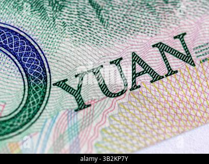 Makroaufnahme des Wortes Yuan auf einer Banknote, der Währung der Volksrepublik China. Stockfoto
