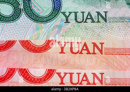 Makroaufnahme des Wortes Yuan auf Banknoten, der Währung der Volksrepublik China. Stockfoto