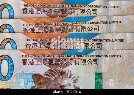 London. UK- 04.27.2025. Der Name der Hong Kong and Shanghai Banking Corporation Limited auf Banknoten in Hongkong-Dollar. Stockfoto
