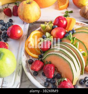Teller mit frischem gemischtem Obst. Gesundes Lebensmittelkonzept. Draufsicht. Stockfoto