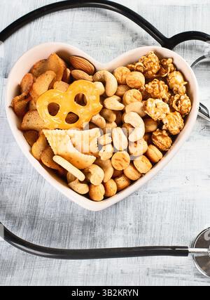 Verschiedene Snacks. Ungesunde Ernährung. Draufsicht. Stockfoto