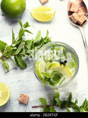 Mojito Cocktail Drink mit Limette, Minze und Zucker. Bereit zum Trinken. Draufsicht. Stockfoto
