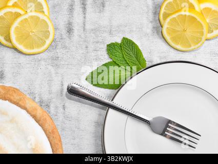 Zitronenbällchen mit Zitronenscheiben und Minzblättern Stockfoto