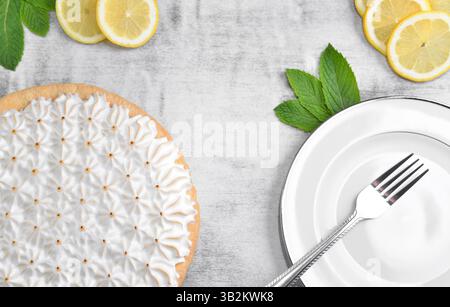 Zitronenbällchen mit Zitronenscheiben und Minzblättern Stockfoto