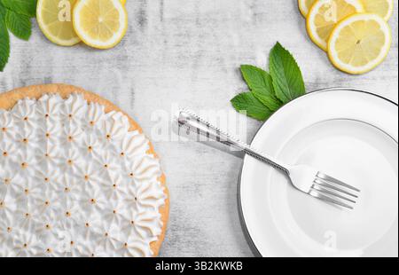 Zitronenbällchen mit Zitronenscheiben und Minzblättern Stockfoto