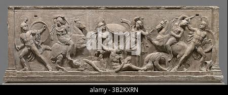 7561. Griechisches Relief, das die kämpfenden Amazonen darstellt, eine mythologische Schlacht zwischen den alten Griechen und den Amazonen, einer Nation rein weiblicher Krieger. Hel Stockfoto
