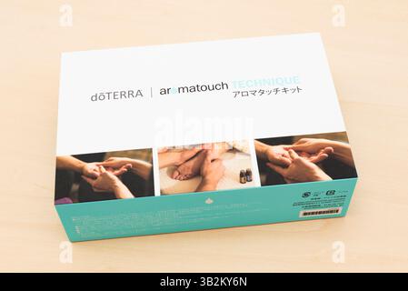 Fuji City, Shizuoka-Ken, Japan - 13. Januar 2024: dōTERRA ätherische Öle für den täglichen Gebrauch isoliert auf beigem Holzhintergrund. Stockfoto