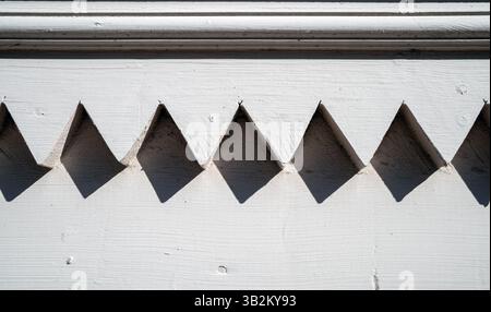 Alte gemalte Holzwand mit Hintergrundmuster in Sonnenschein Stockfoto