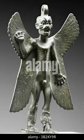 2869. DER DÄMON PAZUZU, "KÖNIG DER BÖSEN GEISTER", BRONZESTATUETTE AUS ASSYRIEN, C. 800-700 v. Chr. Ich bin Pazuzu, Sohn von Hampa, dem König der bösen GEISTER Stockfoto
