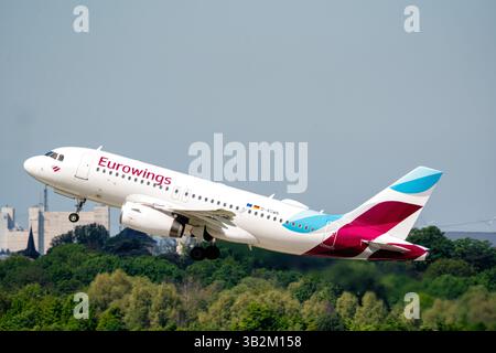 Ein Airbus A319 der Fluggesellschaft Eurowings startete auf Düsseldorf. Stockfoto