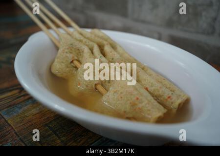 Köstliche koreanische Fischkuchenspieße in Brühe Stockfoto