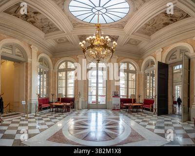 Paris, Frankreich - 24.04.2025: Panoramablick auf den Pujol-Salon in der Nationalversammlung Stockfoto
