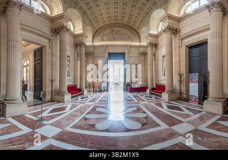 Paris, 24. April 2025: Blick auf den Salon Casimir-Perier und die Bronze zum hundertsten Jahrestag der Revolution von Aimé-Jules Dalou im Norden Stockfoto