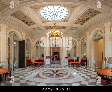 Paris, Frankreich - 24.04.2025: Panoramablick auf den Pujol-Salon in der Nationalversammlung Stockfoto