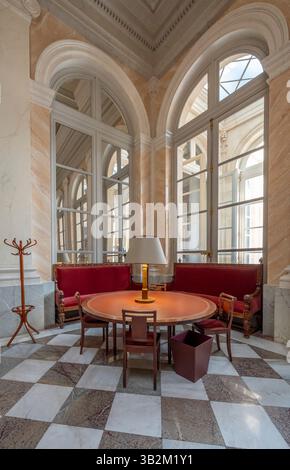 Paris, Frankreich - 24.04.2025: Panoramablick auf den Pujol-Salon in der Nationalversammlung Stockfoto